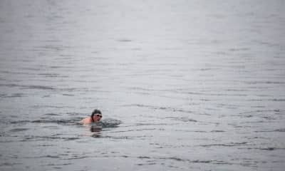 un baigneur dans le Léman juste avant la tombée de la nuit